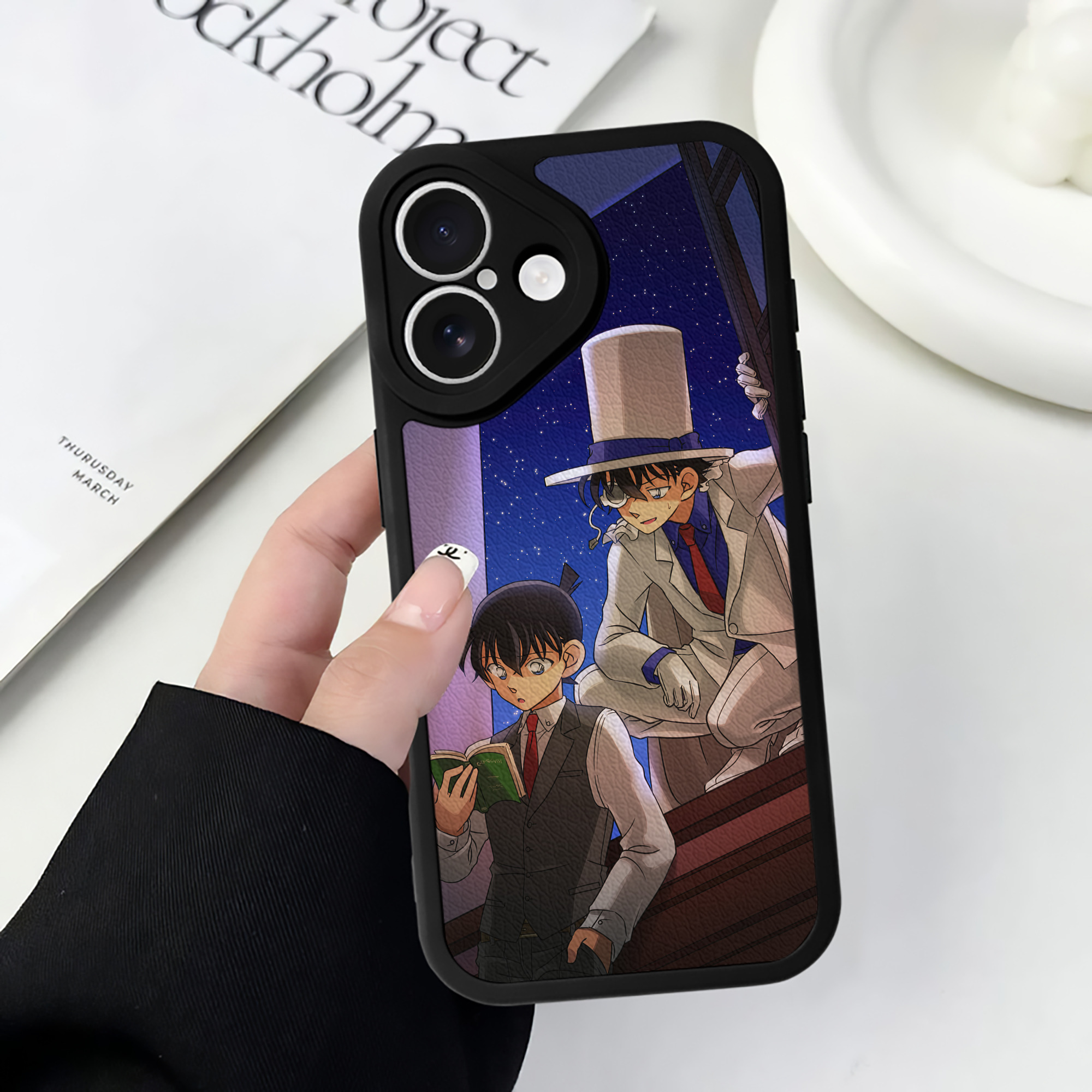 （画像用） 名探偵コナン Detective Conan 【iPhone 16シリーズ対応】シリコンスマホケース（レザー調） 材質：シリコン